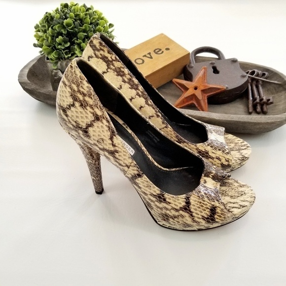 Vera Wang Lavender snake print open toe heels - Picture 2 of 7